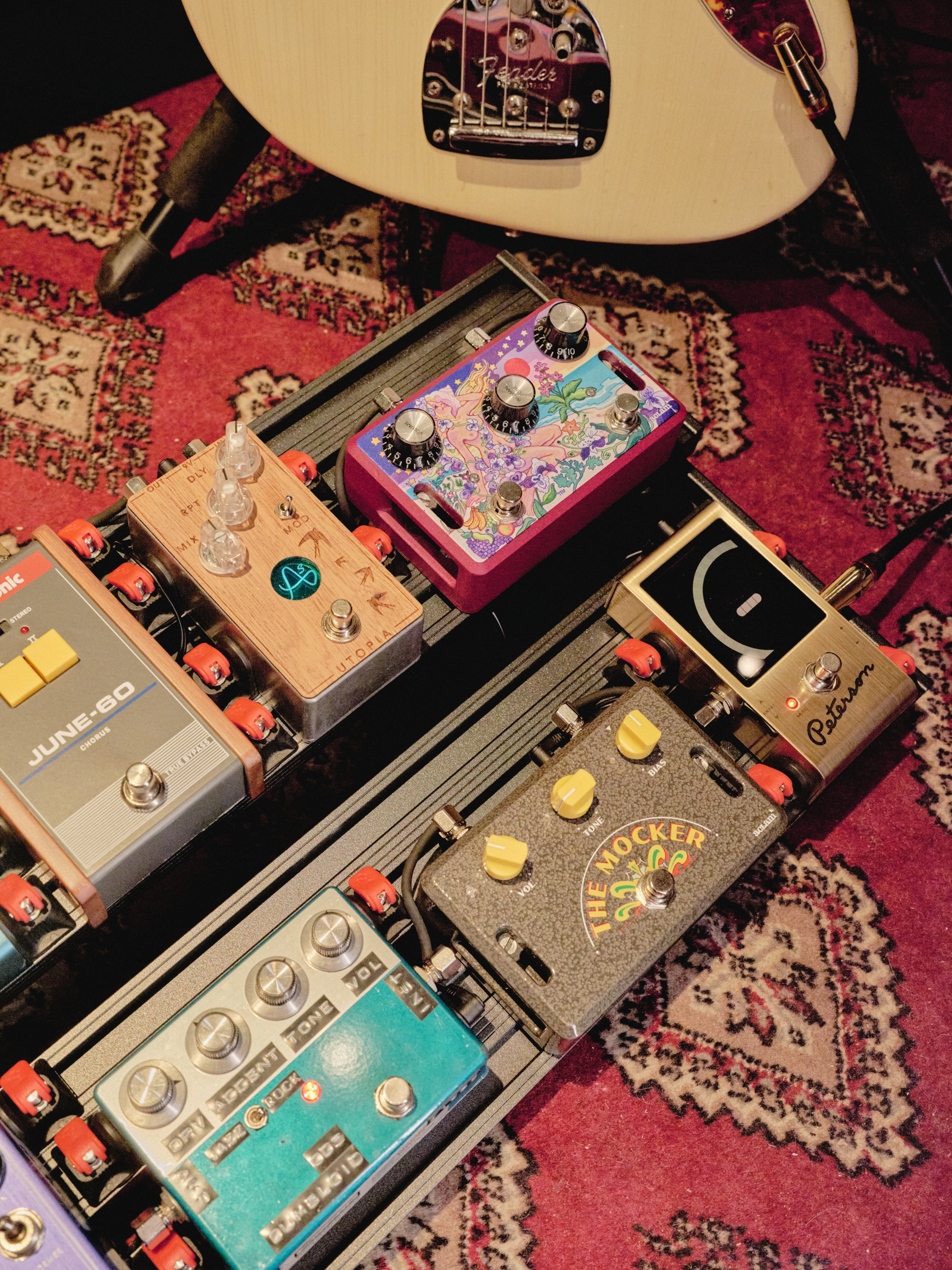 Aclam Smart Track adhesive-free pedalboard system